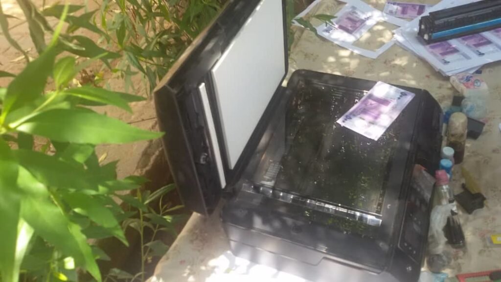 شرق النيل : الشرطة تضبط عصابة تزييف تتزعمها امرأة شرق النيل : الشرطة تضبط عصابة تزييف تتزعمها امرأة
