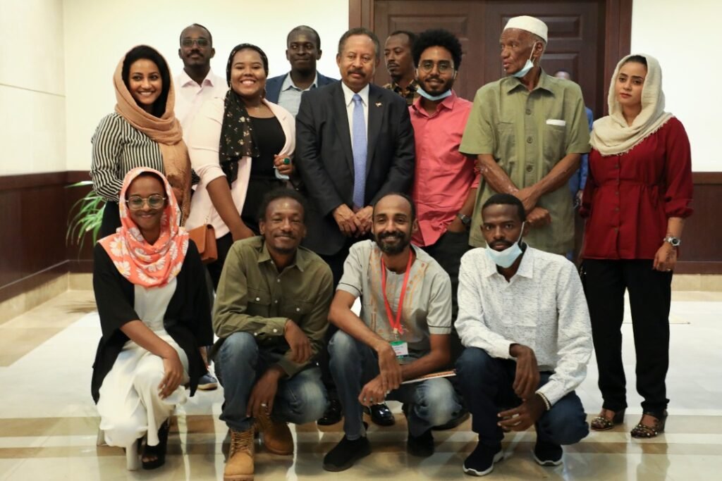 حمدوك يعقد اجتماعاً مع ممثلين للمصورين السودانيين حمدوك يعقد اجتماعاً مع ممثلين للمصورين السودانيين