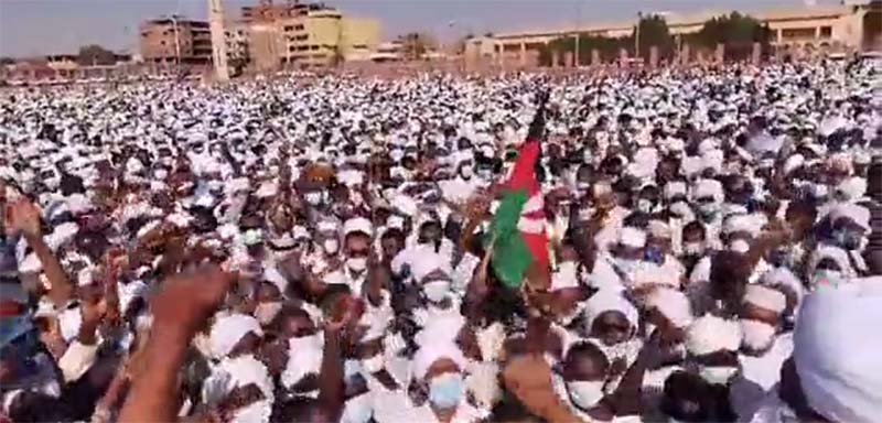 فيديو| حشود خضمة في تشييع الصادق المهدي من منزله الى ميدان الخليفة وقبة المهدي بأمدرمان