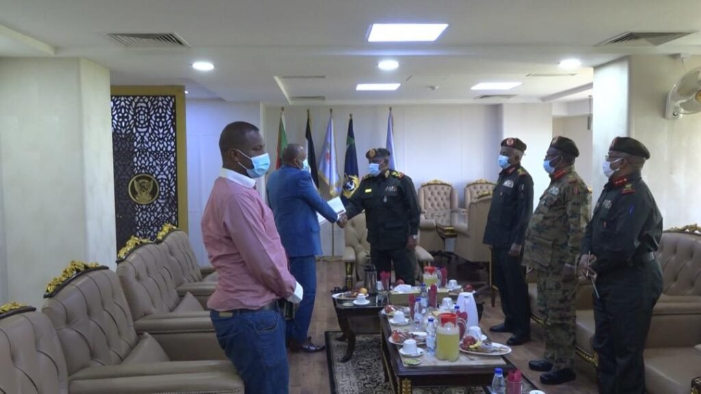 “أشرف الكاردينال” يسلّم رئيس الأركان تبرعه للجيش "أشرف الكاردينال" يسلّم رئيس الأركان تبرعه للجيش