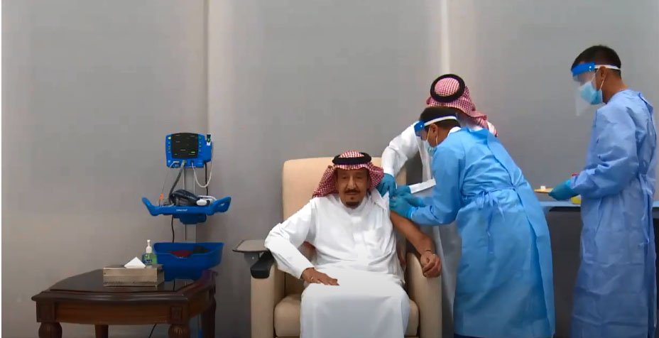 الملك سلمان يتلقى الجرعة الأولى من لقاح كورونا