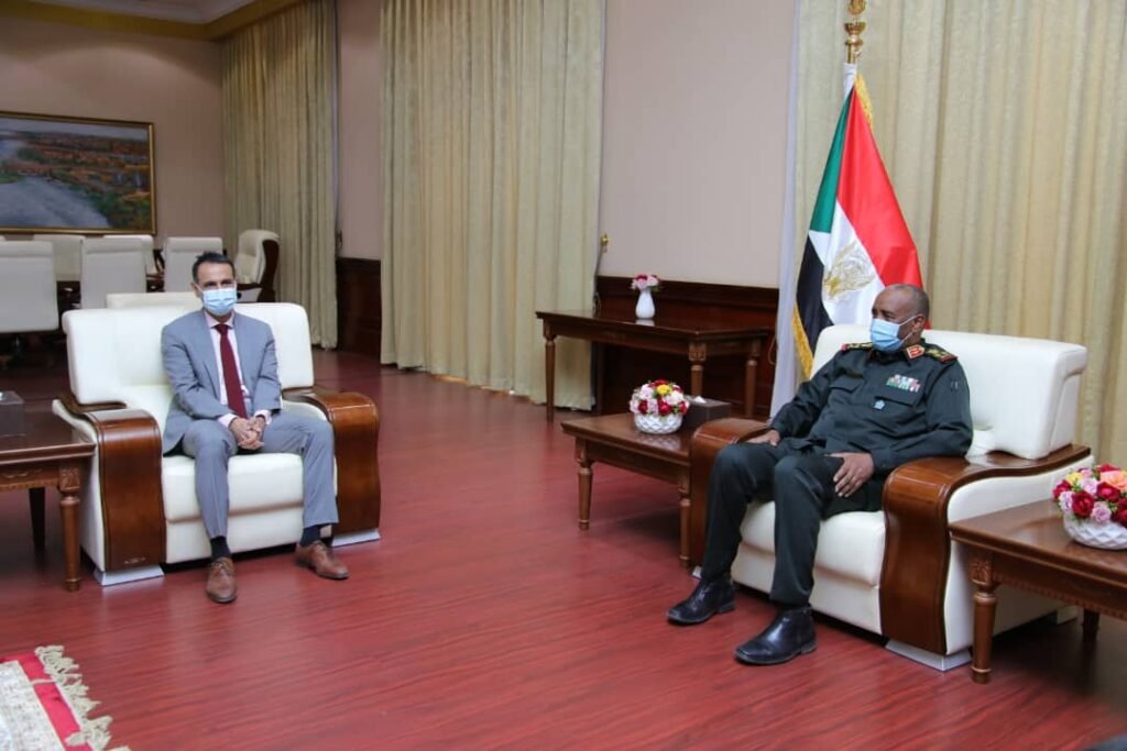 البرهان يلتقي السفير البريطاني عرفان صديق