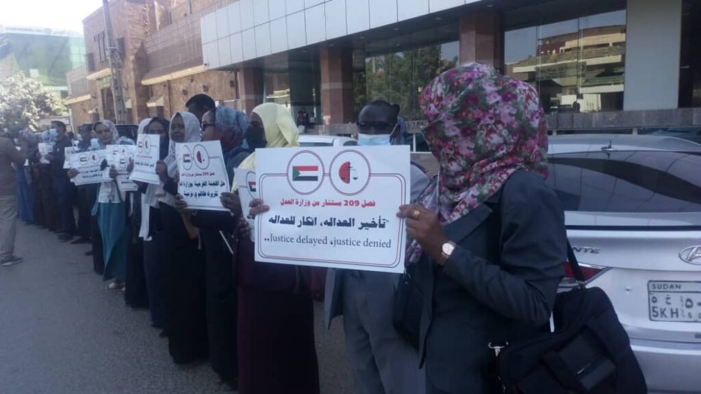 مفصولو وزارة العدل يطالبون باستعجال الرد على مذكراتهم مفصولو وزارة العدل يطالبون باستعجال الرد على مذكراتهم