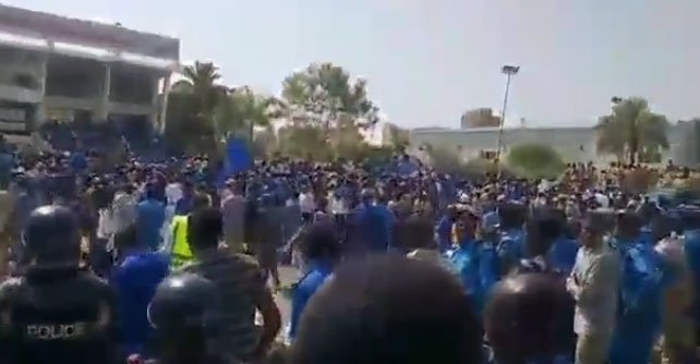 قوات شرطية تقاطع وزير الداخلية بهتافات غاضبة وتتوعد بـ”30 يونيو” قوات شرطية تقاطع وزير الداخلية بهتافات غاضبة وتتوعد بـ"30 يونيو"