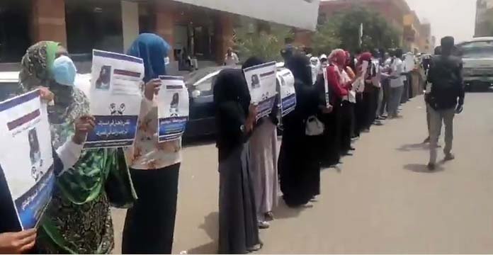 فيديو: محتجون أمام مباني مقر إزالة التمكين للمطالبة بإطلاق سراح “تسنيم الهادي”