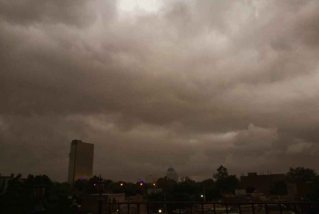 غيوم ورذاذ.. أجواء خريفية في الخرطوم ثاني أيام العيد الخرطوم غيوم ورذاذ.. أجواء خريفية في الخرطوم ثاني أيام العيد الخرطوم