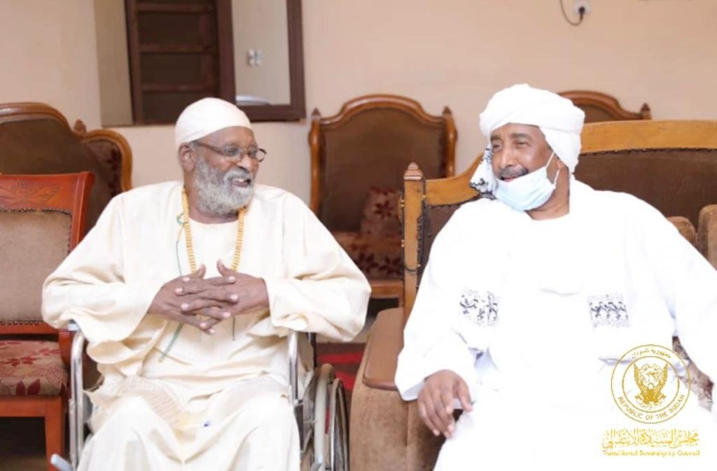 البرهان يزور الفنان عبد الرحمن عبد الله في منزله