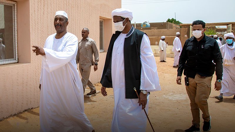 صور: منزل البرهان “البسيط” يخطف الأضواء في زيارة حميدتي له بـ”قندتو” صور: منزل البرهان "البسيط" يخطف الأضواء في زيارة حميدتي له بـ"قندتو"