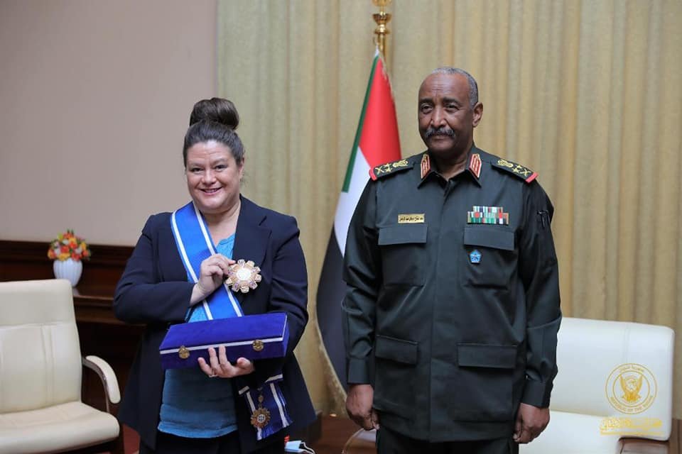 السودان يمنح السفيرة الفرنسية “وسام النيلين” | فيديو السودان يمنح السفيرة الفرنسية "وسام النيلين" | فيديو