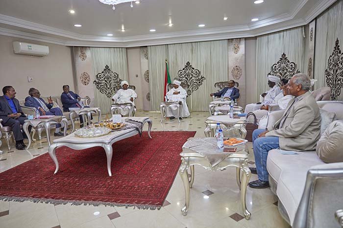 حمدوك الحزب وقادة الشيوعي السوداني