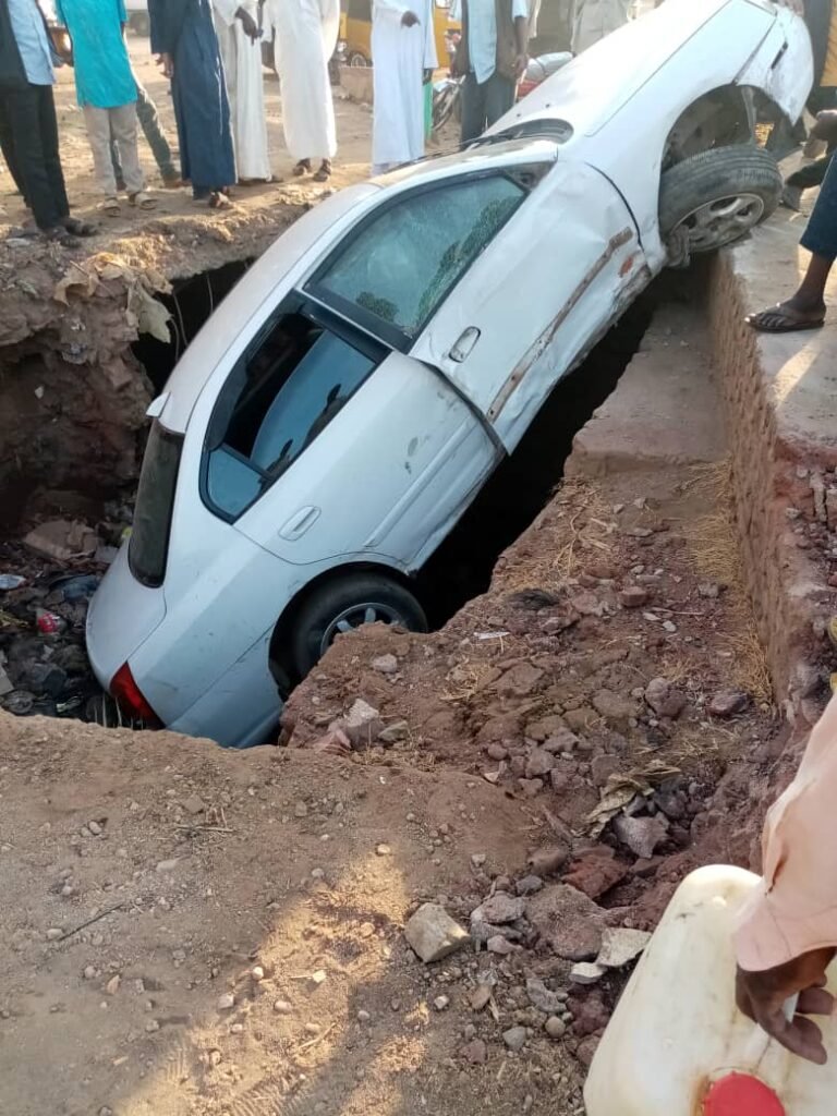 نجاة سائق “أفانتي” بعد سقوطها في خور بسنار نجاة سائق "أفانتي" بعد سقوطها في خور بسنار