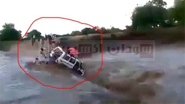 فيديو: وفاة 10 ركاب في سيارة جرفها سيل الوادي بجنوب كردفان سيارة غرقت