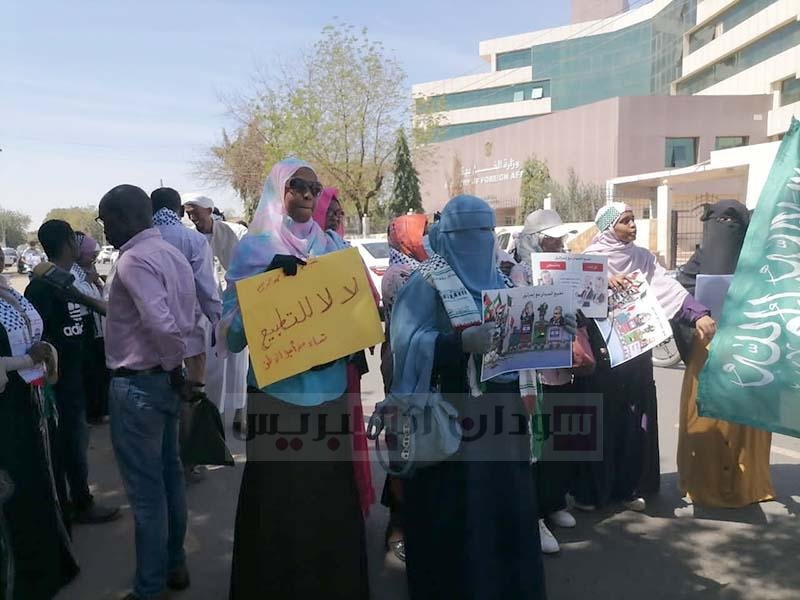 سودانيون يتظاهرون ضد التطبيع في الخرطوم سودانيون يتظاهرون ضد التطبيع في الخرطوم