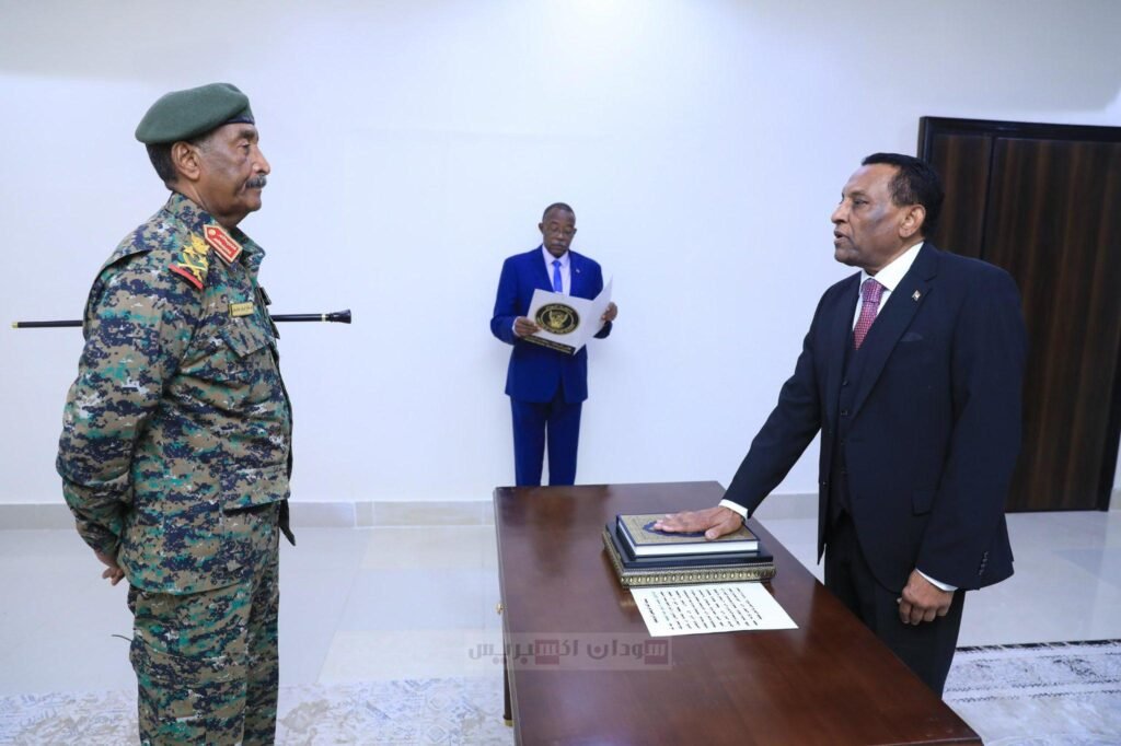 كامل إدريس يؤدي القسم رئيسا لوزراء السودان كامل إدريس يؤدي القسم رئيسا لوزراء السودان
