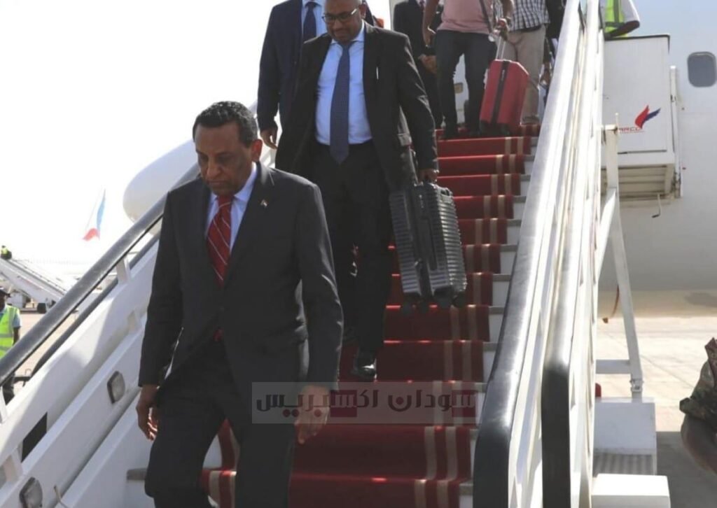كامل إدريس يصل بورتسودان تمهيدًا لأداء القسم وتولي رئاسة الوزراء كامل إدريس يصل بورتسودان تمهيدًا لأداء القسم وتولي رئاسة الوزراء