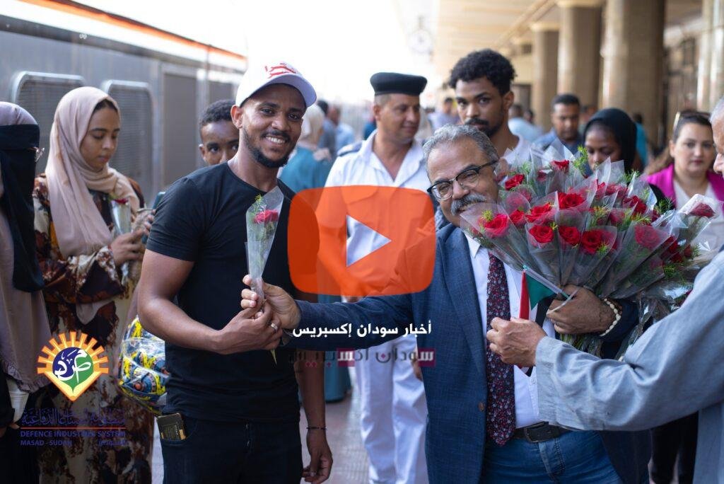 بالورود وعبارات الوداع.. مصر تحتضن أشقاءها السودانيين بالورود وعبارات الوداع.. مصر تحتضن أشقاءها السودانيين