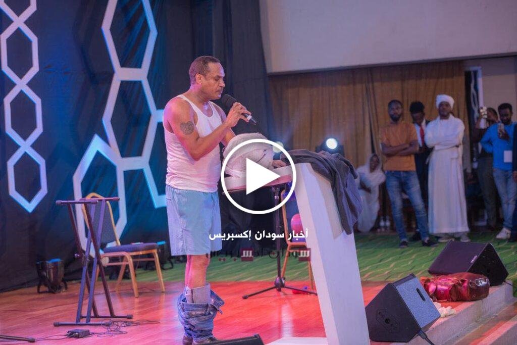 خلع ملابسه أمام الجمهور في حفل نانسي عجاج.. ممثل سوداني يثير الجدل (فيديو) محمد تروس قلع