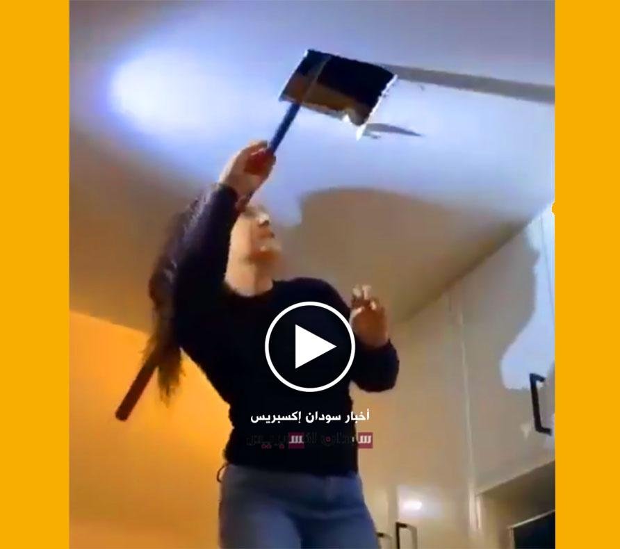 شاهد بالفيديو.. أصوات غامضة في سقف منزل شابة تنتهي باكتشاف صادم غرائب وعجائب