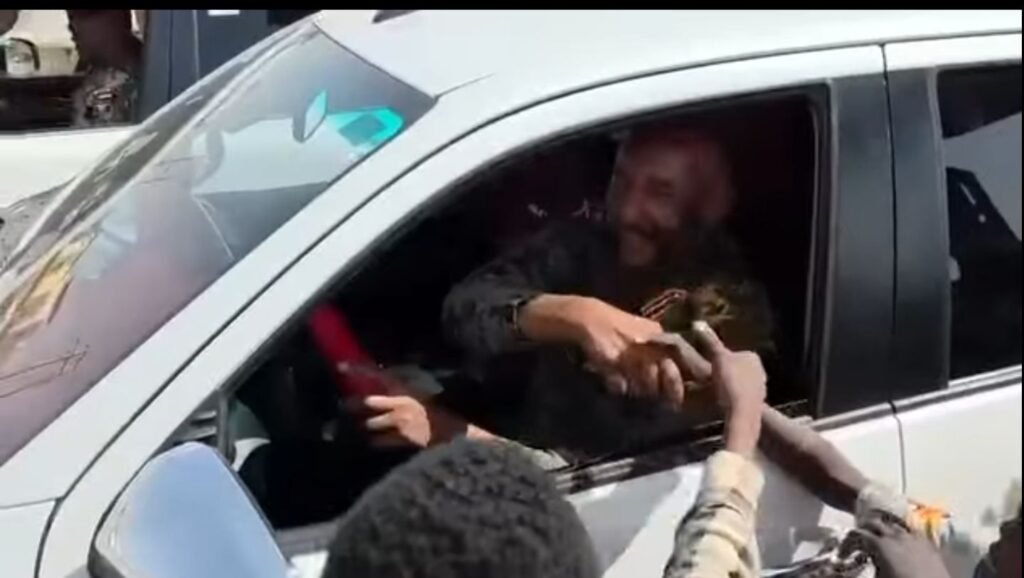 البرهان يقود "بوكسي" وينقل التلاميذ في شوارع المدينة