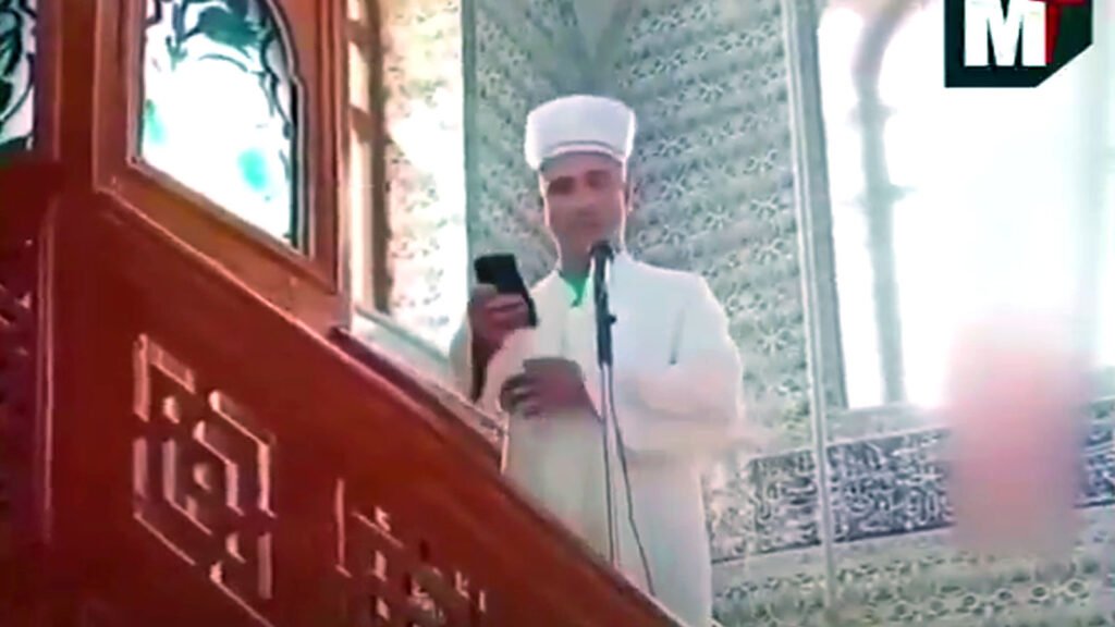 أخرج هاتفه في الخطبة.. ردة فعل غير مسبوقة لإمام مسجد في تركيا تجاه المصلين إمام تركي