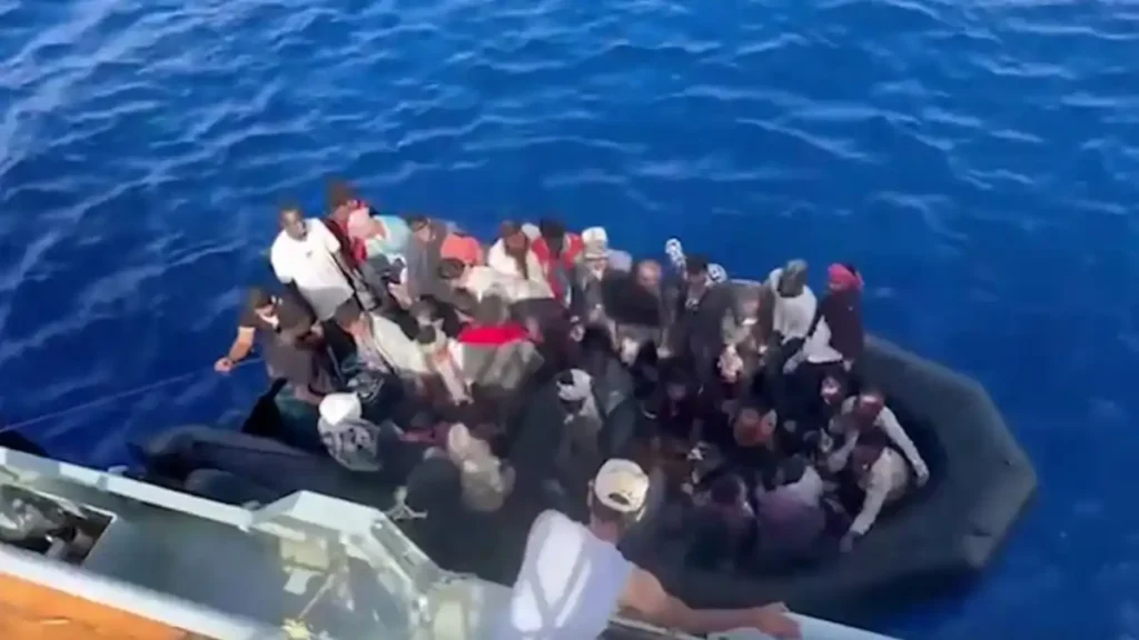 قارب تابع لجهاز أمن السواحل الليبي ينقذ مهاجرين غير نظاميين قبالة طبرق