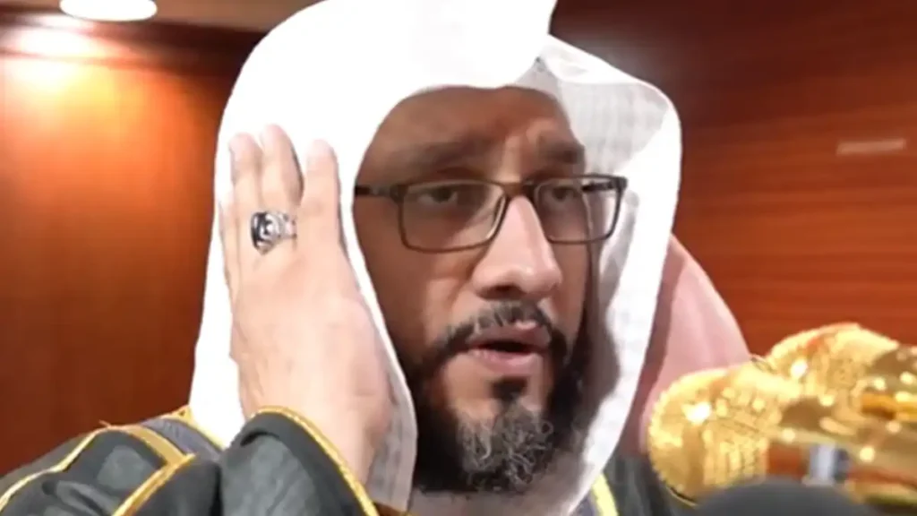 بكى في أول نداء حول الكعبة ورحل اليوم.. وداع حزين لمؤذن المسجد الحرام الشيخ إبراهيم مدني بكى في أول نداء حول الكعبة ورحل اليوم.. وداع حزين لمؤذن المسجد الحرام الشيخ إبراهيم مدني مؤذن المسجد الحرام
