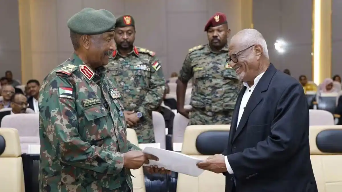 أخبار السودان أخبار السودان الكاتب الصحفي الدكتور عبد اللطيف البوني يسلم الفريق أول عبد الفتاح البرهان توصيات ورشة الصحفيين